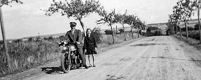 Motorradfahrer mit Tochter, 1935