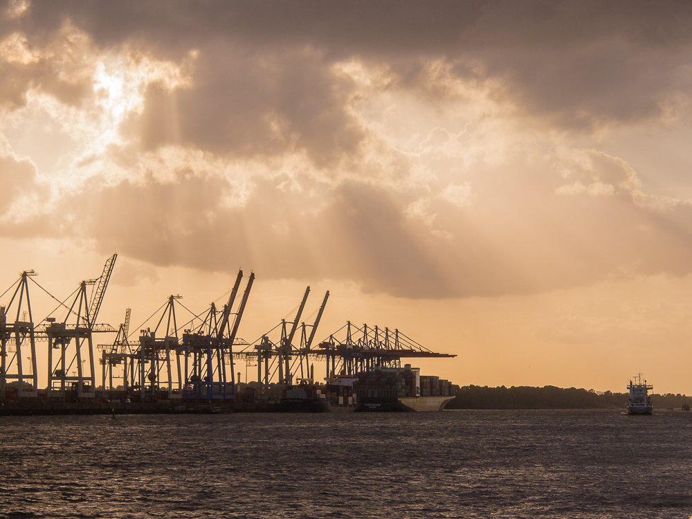Hamburg Hafenrundfahrt mit Tagesticket des HVV