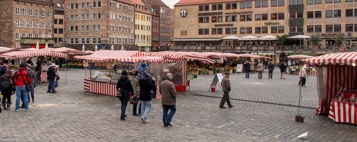 Nürnberg: Der Hauptmarkt, der Platz des Christkindlesmarktes
