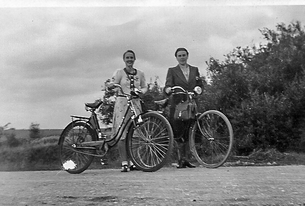 Mutige Radlerinnen ca. 1950