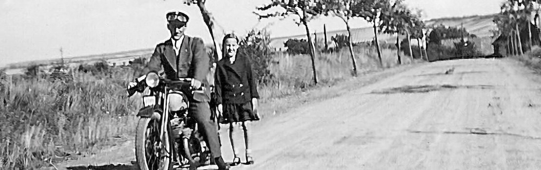 Motorradfahrer mit Tochter, 1935, Bettingerode Harz