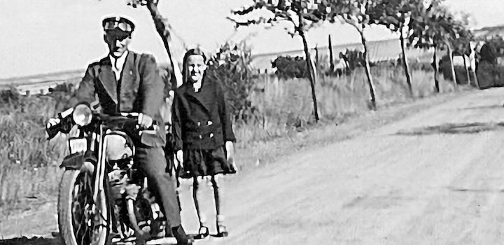 Motorradfahrer mit Tochter, 1935, Bettingerode Harz