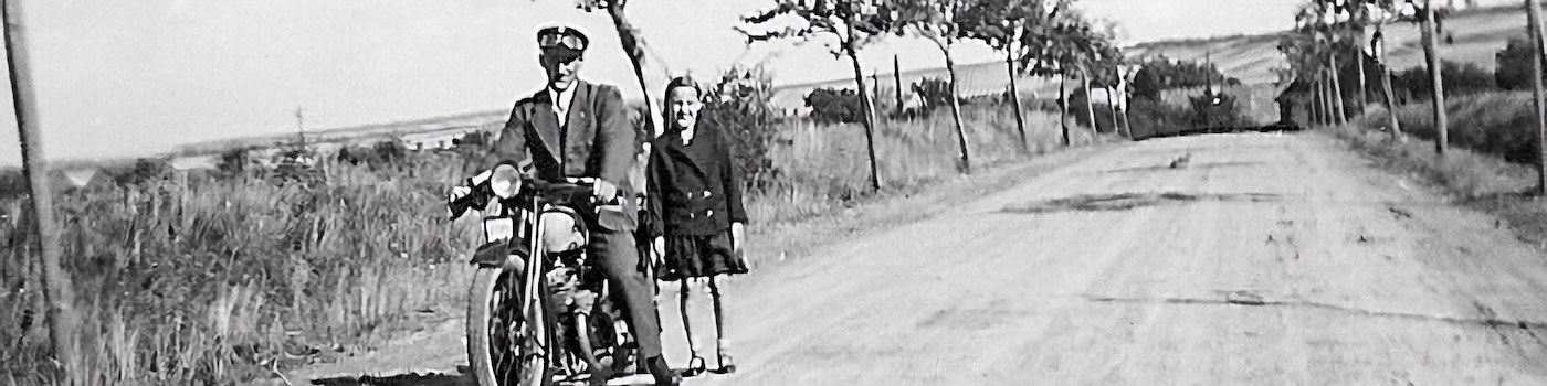 Motorradfahrer mit Tochter, 1935, Bettingerode Harz
