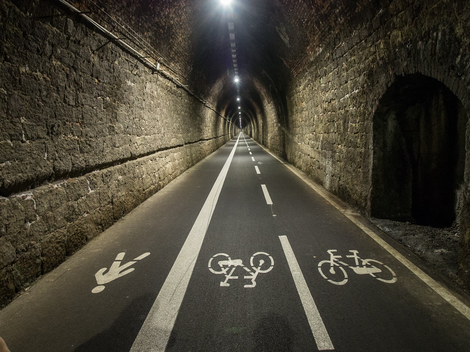 Cinque Terre Mit dem Fahrrad durch den Tunnel