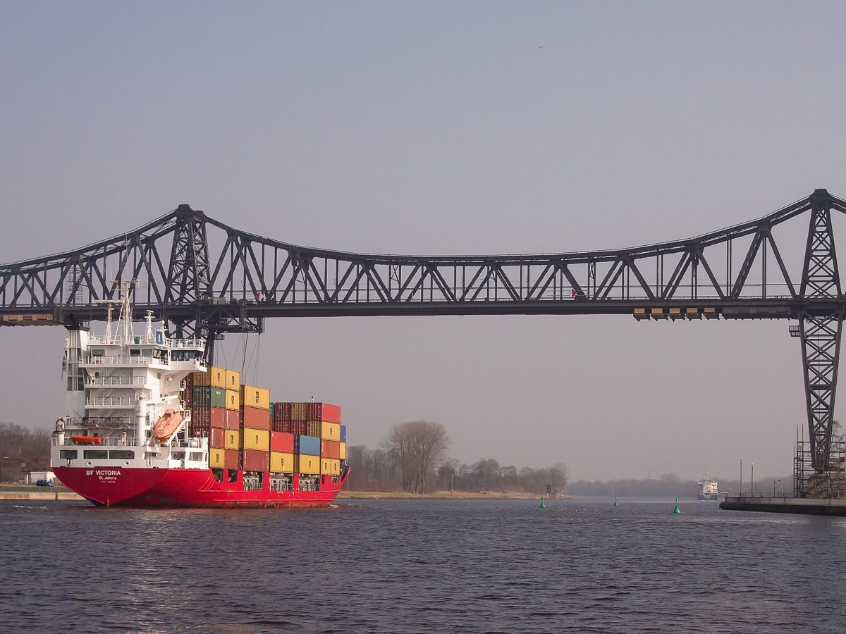 Containerschiff unter der Rendsburger Hochbrücke