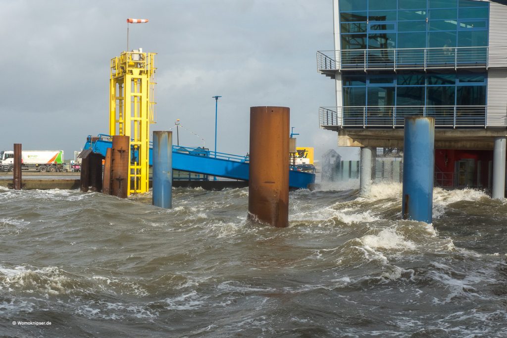 Dagebüll leichte Sturmflut im Fährhafen Richtung Föhr