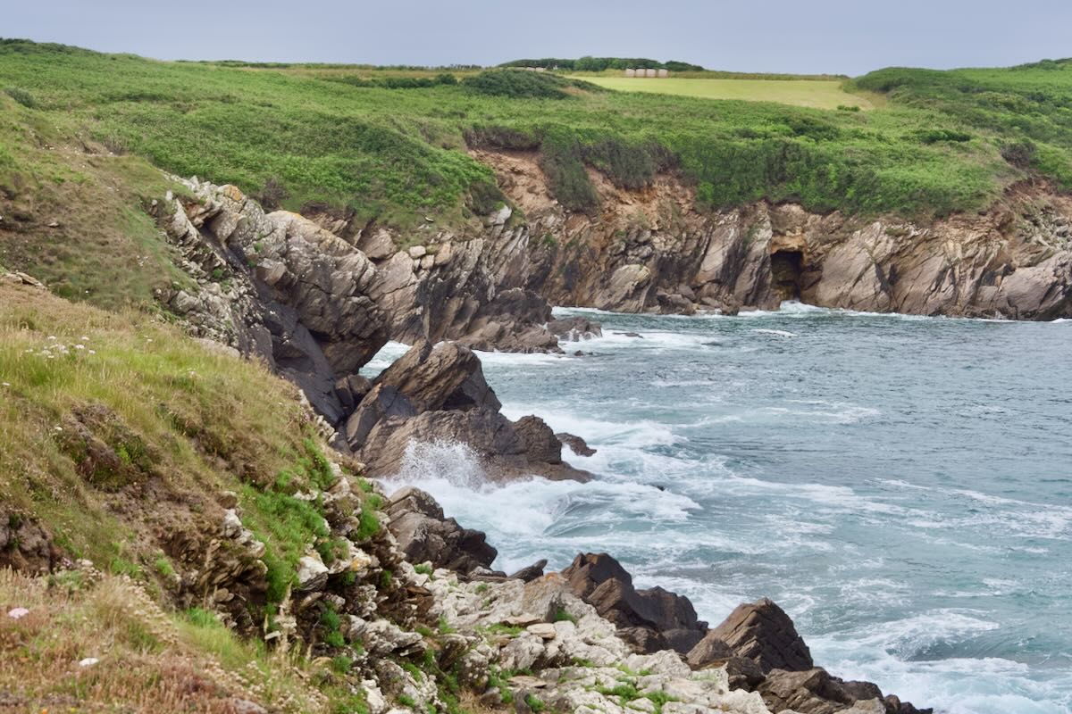 Bretagne, Le Conquet, Küste mit Wellen
