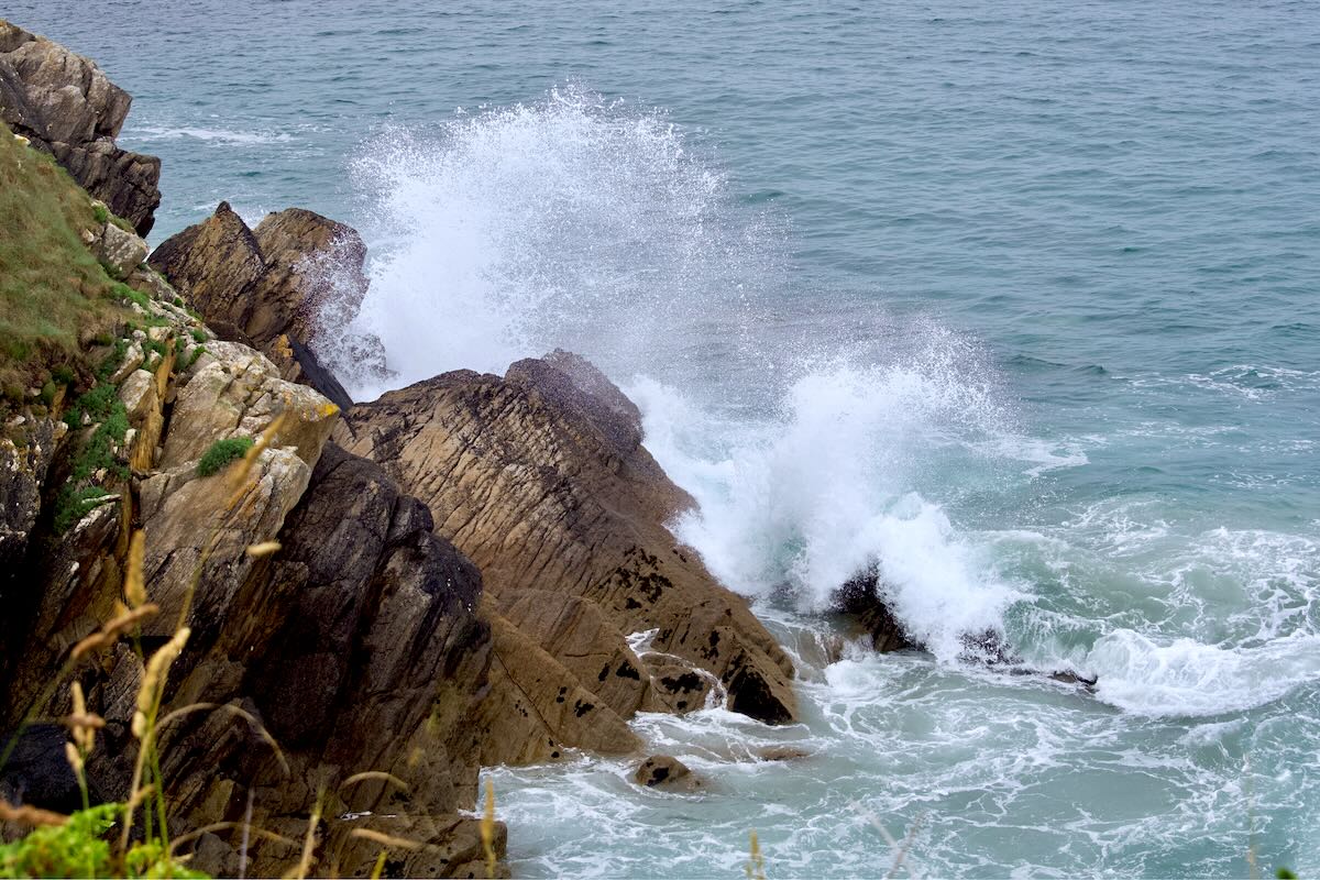 Bretagne, Le Conquet, Küste mit Wellen