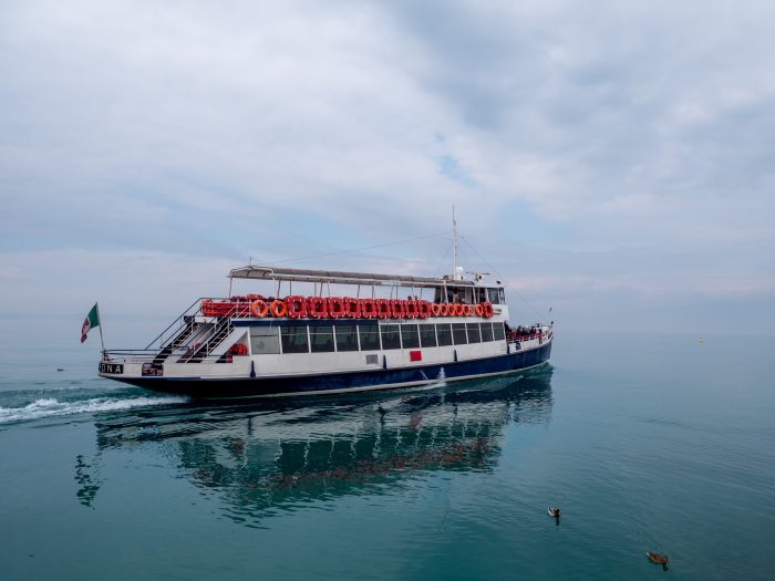 Personenschiff auf dem Gardasee am frühen Morgen