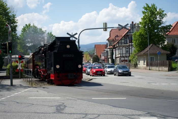 Dampfzug stoppt Autoverkehr in Wernigerode