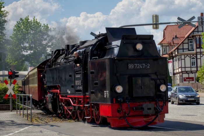 Dampfzug stoppt Autoverkehr in Wernigerode