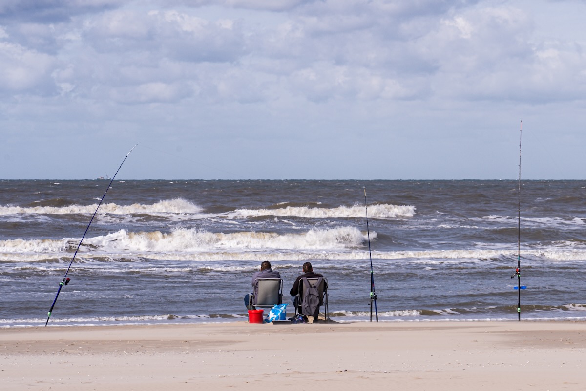 Texel Angler am Strand bei Wellengang