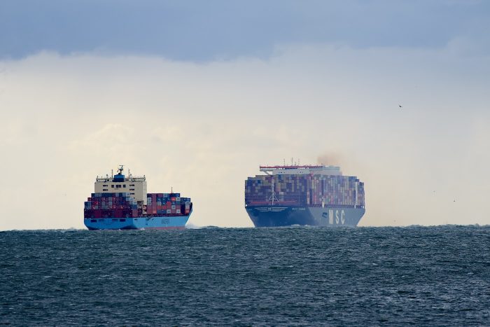 Nieuwe Waterweg mit zwei Containerschiffen