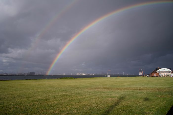 Regenbogen über dem Nieuwe Waterweg