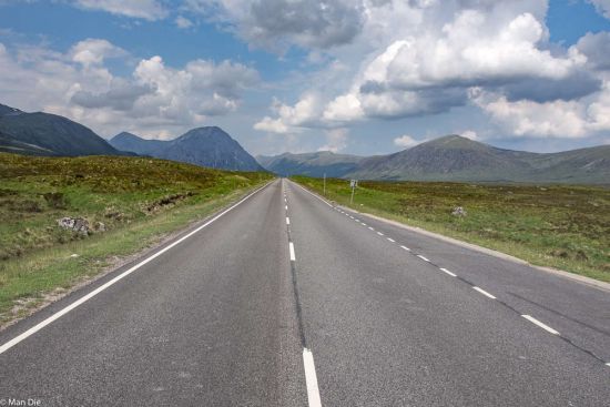 Schottland, leere Straße in den Highlands