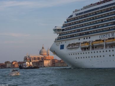 Venedig mit großem Schiff